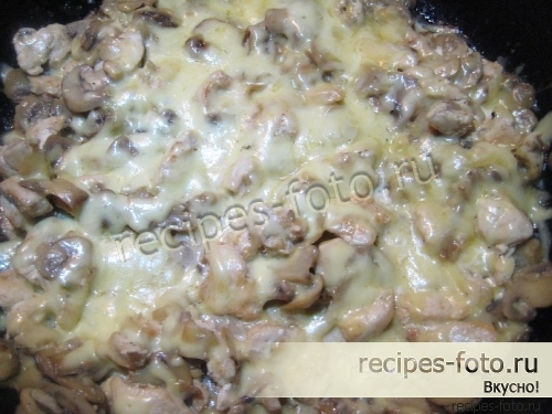 Вкусный жульен с курицей и грибами на сковороде