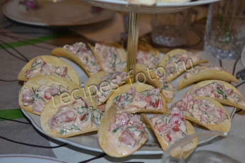 Закуска на чипсах с сыром