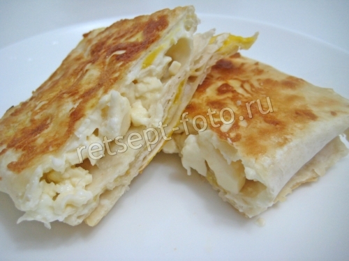 Жареные конвертики из лаваша с сыром и яйцом