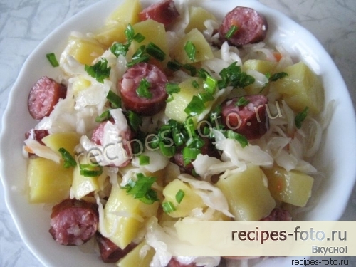 Зимний салат с квашеной капустой, колбасой и картофелем