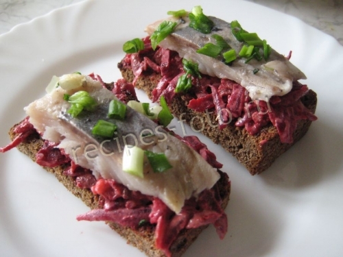 Вкусные бутерброды с селедкой и свеклой на черном хлебе