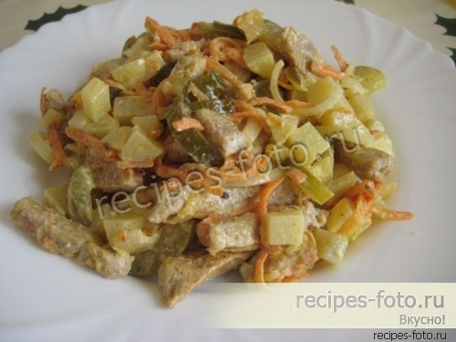 Вкусный мясной салат со свининой и солеными огурцами