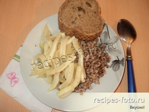 Кальмары жареные с луком