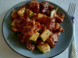 Баклажаны с соевым соусом и огурцами по-китайски 