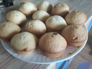 Бисквитные кексы с вишней 