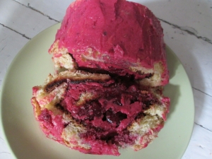 Бисквитный рулет с творогом и вареньем 