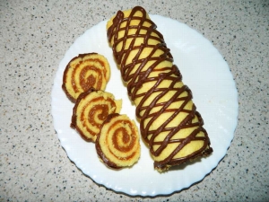 Бисквитный рулет со сгущенкой 