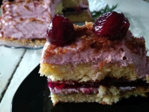 Бисквитный торт с вареньем и кремом 