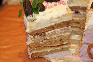 Бисквитный торт с морковью со взбитыми сливками и сгущенкой 