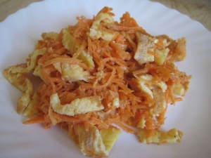 Быстрый салат с морковью по-корейски и омлетом 