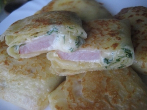 Блины  с ветчиной и сыром с чесночным соусом 