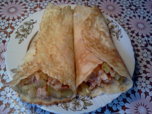 Блины с жареной рыбой, капустой и огурцами 