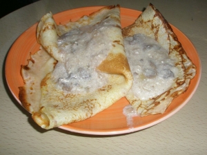 Блины на кефире с кипятком и грибами в сливках 