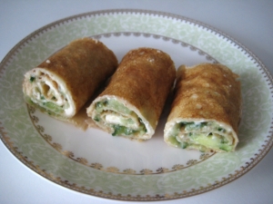 Блины с икрой минтая, плавленым сыром и огурцом 