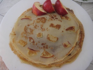 Блины с припеком из яблок на кефире 