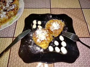 Блины с творогом и курагой в сметане в духовке 