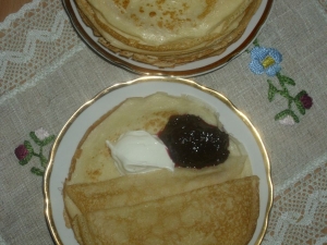 Блины с вареньем и сметаной 