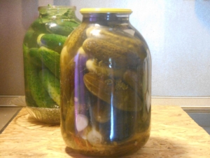 Бочковые огурцы в банках на зиму холодным способом (без уксуса) 
