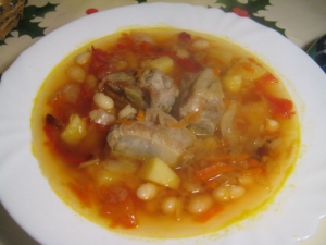 Борщ с фасолью на ребрышках 