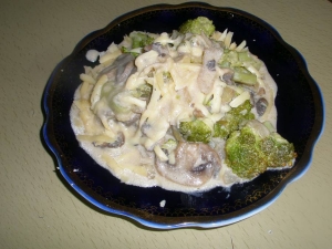 Брокколи с грибами и арахисом 