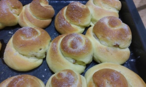 Булочки "Розочки" с изюмом на дрожжевом тесте 