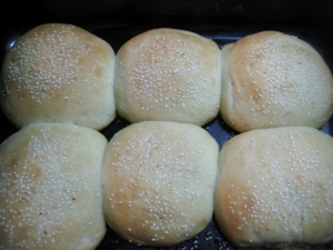 Булочки с кунжутом на кефире из дрожжевого теста 