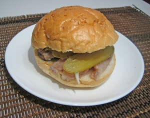 Бургер с селедкой и огурцом 