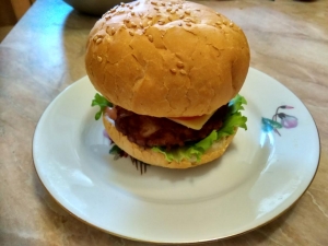 Бургер с сочной котлетой с овсяными хлопьями 