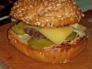 Бургеры с котлетой и сыром 