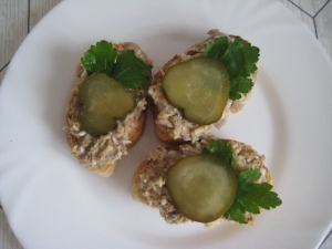 Бутерброды с паштетом и огурцом на праздничный стол 