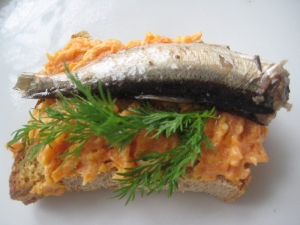 Бутерброды со шпротами с черным хлебом и морковкой к праздничному столу 