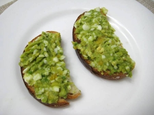 Бутерброды с авокадо и яйцом 