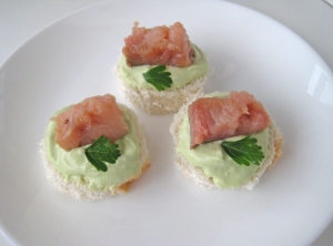 Бутерброды с авокадо и красной рыбой 