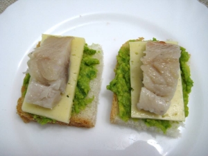 Бутерброды с авокадо, селедкой и сыром 
