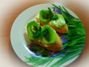 Бутерброды с киви и чесноком 