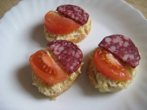 Бутерброды с колбасой, сыром и помидорами 