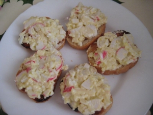 Бутерброды с крабовыми палочками, яйцом и сыром 