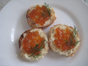 Бутерброды с красной икрой и маслом 