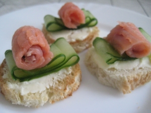 Бутерброды с красной рыбой и огурцом (красивое оформление) 