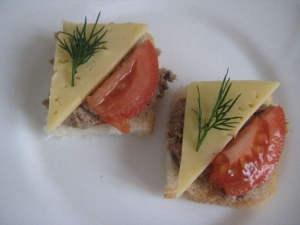 Бутерброды с паштетом и помидором 