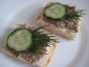 Бутерброды с паштетом из печени и огурцом 