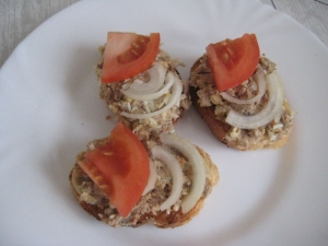 Бутерброды с паштетом из печени и помидорами на праздник 