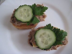 Бутерброды с паштетом из печени, сыром и огурцом 