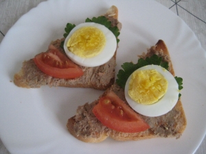 Бутерброды с паштетом, яйцом и помидором на праздник 