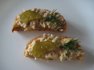 Бутерброды с печенью трески и соленым огурцом 