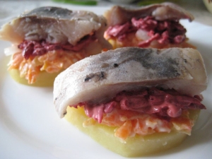 Бутерброды с селедкой и свеклой «Шуба» на праздничный стол 