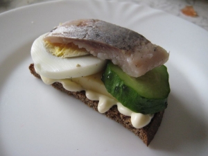 Бутерброды с селедкой и сыром на черном хлебе 