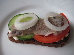 Бутерброды с селедкой, огурцом и помидором на черном бородинском хлебе 