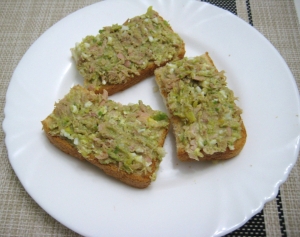 Бутерброды с тунцом и авокадо 