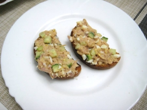 Бутерброды с тунцом и огурцом 